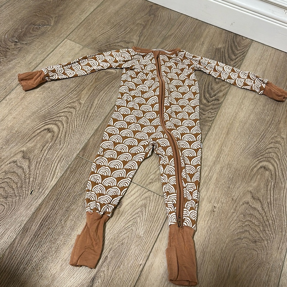 LITTLE SLEEPIES rust rainbow ***6-12 months***zippy